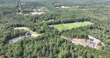 Zeist, 30 Ağustos 2022, Hollanda. KNVB kampüs tesisi amatör ve profesyonel futbol birliği. Ormanda dış bina ve geçiş kompleksi inşa ediyor. Hava aracı görünümü.