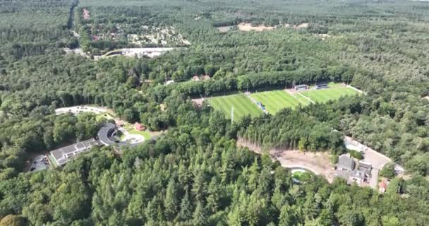 2022年8月30日 オランダのツァイスト Knvbキャンパス施設アマチュアとプロサッカーユニオン 森の中に外観と移行複合体を構築します 空中ドローンビュー — ストック動画