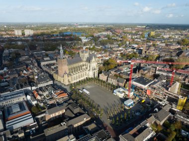 Hertogenbosch, Kuzey Brabant eyaletinin gayri resmi başkenti olarak adlandırılan Den Bosch. Hollanda 'da. Tarihi merkez ve güçlendirilmiş şehir duvarı silüeti. Yukarıdan drone görünümü.