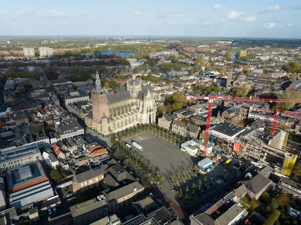 Hertogenbosch, Kuzey Brabant eyaletinin gayri resmi başkenti olarak adlandırılan Den Bosch. Hollanda 'da. Tarihi merkez ve güçlendirilmiş şehir duvarı silüeti. Yukarıdan drone görünümü.