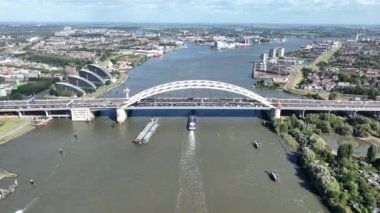 Rotterdam 'daki Nieuwe Maas üzerindeki Van Brienenoordbrug kemer köprüsü IJsselmonde ve Rotterdam' ın doğu yakasındaki Kralingen-Crooswijk, Hollanda 'nın.