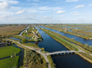 Hollanda 'nın Alblasserwaard bölgesindeki Kinderdijk yel değirmenleri. Turistik cazibe ve Unesco dünya mirası