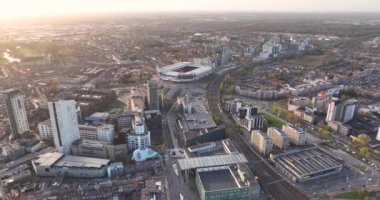 Eindhoven, 2 Kasım 2022, Hollanda. Eindhoven merkez ve şehir. Kentsel görünüm üzerinde hava aracı.