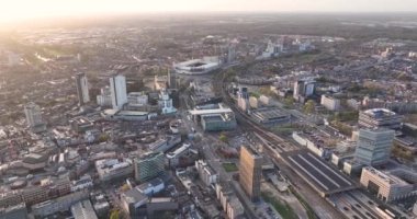 Eindhoven, 2 Kasım 2022, Hollanda. Eindhoven merkez ve şehir. Kentsel görünüm üzerinde hava aracı.