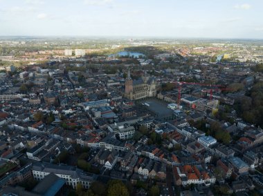 Hertogenbosch, Kuzey Brabant eyaletinin gayri resmi başkenti olarak adlandırılan Den Bosch. Hollanda 'da. Tarihi merkez ve güçlendirilmiş şehir duvarı silüeti. Yukarıdan drone görünümü.
