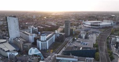 Eindhoven, 2 Kasım 2022, Hollanda. Eindhoven merkez ve şehir. Kentsel görünüm üzerinde hava aracı.