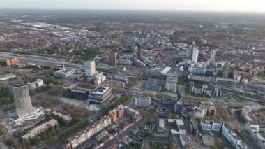 Eindhoven, 2 Kasım 2022, Hollanda. Eindhoven merkez ve şehir. Kentsel görünüm üzerinde hava aracı.