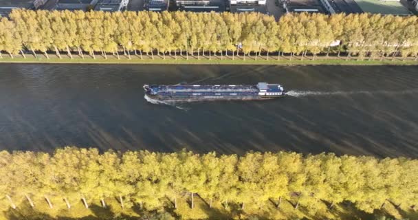 Weesp November 2022 Niederlande Inlang Shipping Massengutfrachter Umgeben Von Laubbäumen — Stockvideo