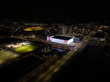 Amsterdam, 22 Eylül 2022, Hollanda 'da. Night Ziggo Dome konser salonu Johan Cruijff ArenA ve Villa Arena 'nın yanındaki eski müzik kubbesi. Hava aracı görünümü.