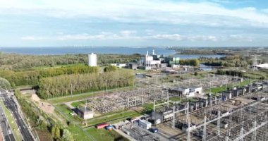 Elektrik santrali tesisi. Haneler için enerji üretimi, kablo şebekesi, elektrik transformatörleri ve teknoloji yoluyla dağıtım.