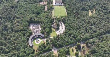 Zeist, 30 Ağustos 2022, Hollanda. KNVB kampüs tesisi amatör ve profesyonel futbol birliği. Ormanda dış bina ve geçiş kompleksi inşa ediyor. Hava aracı görünümü.