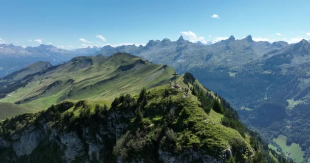 Aérea Montaña Alpes Suiza Horario Verano Paraíso Senderismo Cruz Cima — Vídeo de stock