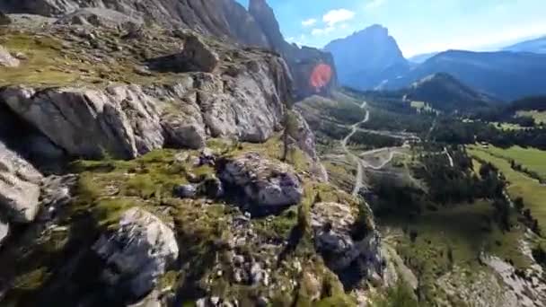 Pesawat Tak Berawak Fpv Terbang Atas Puncak Dan Tebing Pegunungan — Stok Video
