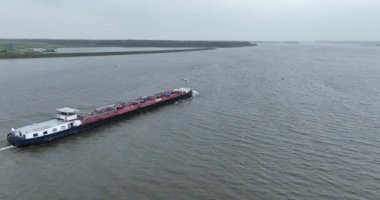 Ijselmeer, 3 Aralık 2022, Hollanda. Ijselmeer 'in açık sularındaki iç nakliye gemisi. Hava aracı takip ediyor..
