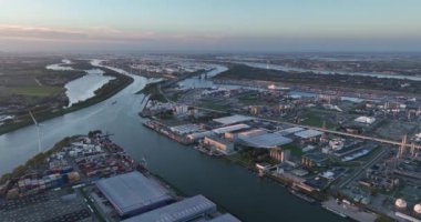 Rotterdam, 9 Ekim 2022, Hollanda. Rotterdam limanının havadan görünüşü, günbatımında büyük ticari sanayi bölgesi. Rafineri, genel görünüm.