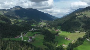 Kara Orman, Schwarzwald Ormanı ve Almanya 'nın güneybatısındaki alçak dağ sırası. Bulutlar ve yeşil çayır manzarası. Küçük köy yolları ve dağları.