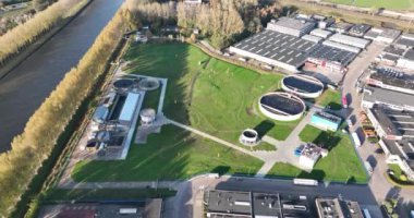 Bir kanalizasyon arıtma tesisi, ev ve şirketlerin atık yağmur suyunu temizler. Havadan insansız hava aracı görüntüsü. Tesis fabrikası..