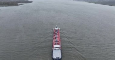 Ijselmeer, 3 Aralık 2022, Hollanda. Ijselmeer 'in açık sularındaki iç nakliye gemisi. Hava aracı takip ediyor..
