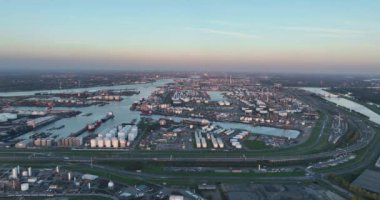 Rotterdam, 9 Ekim 2022, Hollanda. Rotterdam limanının havadan görünüşü, günbatımında büyük ticari sanayi bölgesi. Rafineri, genel görünüm.