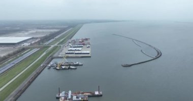 Lelystad, 3 Aralık 2022, Hollanda. CTU Flevokust. Rotterdam ve Antwerp limanlarına doğru depolama ve aktarma terminali.
