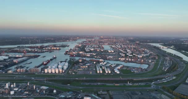 Rotterdam Lokakuuta 2022 Alankomaat Ilmakuva Rotterdamin Satamasta Suuresta Kaupallisesta Teollisuusalueesta — kuvapankkivideo