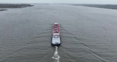 Ijselmeer, 3 Aralık 2022, Hollanda. Ijselmeer 'in açık sularındaki iç nakliye gemisi. Hava aracı takip ediyor..