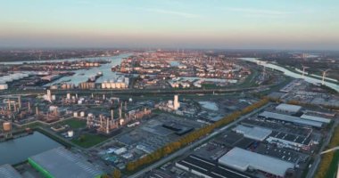 Rotterdam, 9 Ekim 2022, Hollanda. Rotterdam limanının havadan görünüşü, günbatımında büyük ticari sanayi bölgesi. Rafineri, genel görünüm.