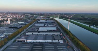 Rotterdam, 9 Ekim 2022, Hollanda. Rotterdam limanının havadan görünüşü, günbatımında büyük ticari sanayi bölgesi. Rafineri, genel görünüm.