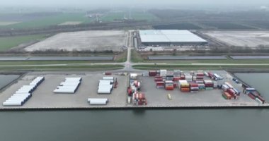 Lelystad, 3 Aralık 2022, Hollanda. CTU Flevokust. Rotterdam ve Antwerp limanlarına doğru depolama ve aktarma terminali.