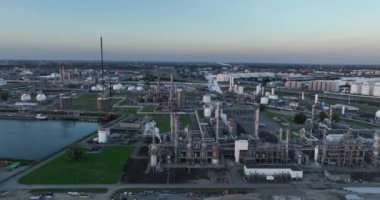 Rotterdam, 9 Ekim 2022, Hollanda. Rotterdam limanının havadan görünüşü, günbatımında büyük ticari sanayi bölgesi. Rafineri, genel görünüm.
