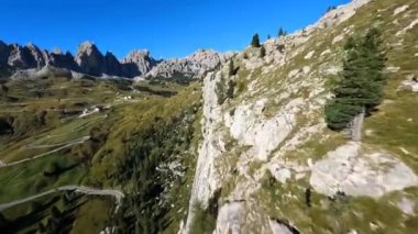 FPV insansız hava aracı dağ zirveleri ve uçurumlar üzerinde uçuyor. Sıradışı dağ antenleri. Olağanüstü hızlı uçan alp..