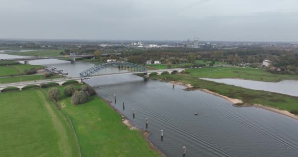 Ijssel Bridgeは ZwolleとHatemの間のIjssel間のKaterverbrug接続としても知られています オランダのインフラ — ストック動画
