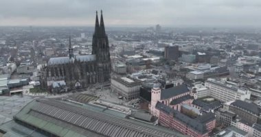 Köln şehir merkezinin hava manzarası. Nehir kenarı, gökyüzü, Köln Katedrali ve Hohenzollernbrucke.