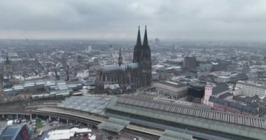 Köln, 11 Aralık 2022, Almanya. Köln şehir merkezinin hava manzarası. Nehir kenarı, gökyüzü, Köln Katedrali ve Hohenzollernbrucke.