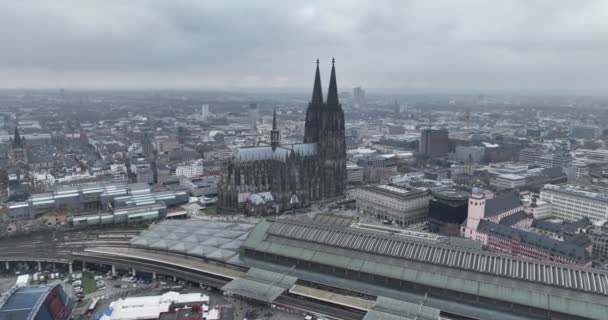 2022年12月11日 德国科隆 从空中俯瞰科隆市中心 莱茵河 天际线 科隆大教堂和霍亨佐伦布鲁克河 — 图库视频影像
