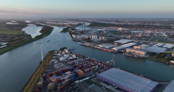 2022年10月9日 オランダのロッテルダム 日没時にロッテルダム 大規模な商業工業地帯の港の空中ビュー オーバーヘッドビュー — ストック動画