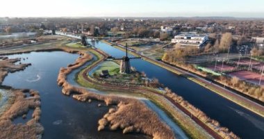 Strijkmolen E, Ouddorp nead Alkmaar 'da, meşe sekizgen polder değirmeni 1630' da inşa edildi. Ütü değirmenleri polenleri boşaltmaz, ancak suyu bir rezervuardan diğerine öğütür..