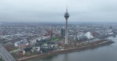 Düsseldorf ufuk çizgisi şehir manzarası, nehir reni, Rheinknie köprüsü, Rheinturm gözlem turizm merkezi ve yayın kulesi.