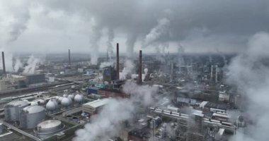 Ağır endüstriyel kimya parkı. Farklı kimyasal ürünlerin üretimi ve üretimi. Ürün koruma ajanları, polimerler, plastik ve kauçuk. Hava aracı görünümü.