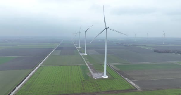 Větrná Turbína Podél Hráze Elektrická Energie Wind Udržitelná Výroba Energie — Stock video