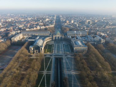 Jubelpark, Brüksel, Belçika 'daki Ellinci Yıldönümü Parkı. Avrupa. Kentsel anıtsal park, havadan insansız hava aracı şehrin ufuk çizgisi manzarası. Zafer Takı, Cinquantenaire Parkı.