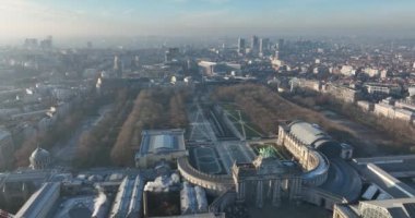 Jubelpark, Brüksel, Belçika 'daki Ellinci Yıldönümü Parkı. Avrupa. Kentsel anıtsal park, havadan insansız hava aracı şehrin ufuk çizgisi manzarası. Zafer Takı, Cinquantenaire Parkı.