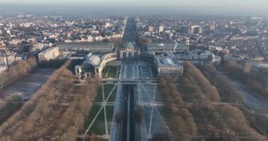 Jubelpark, Brüksel, Belçika 'daki Ellinci Yıldönümü Parkı. Avrupa. Kentsel anıtsal park, havadan insansız hava aracı şehrin ufuk çizgisi manzarası. Zafer Takı, Cinquantenaire Parkı.