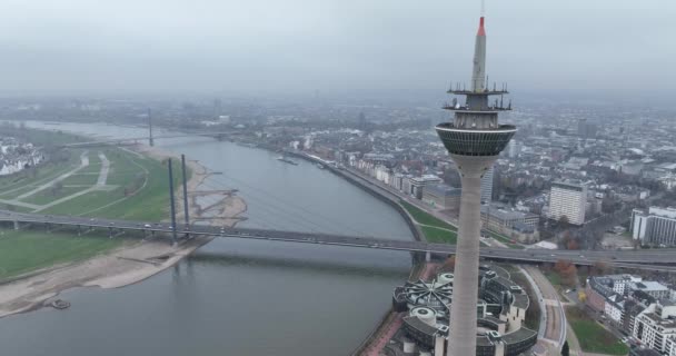 Düsseldorf Skyline Stad Overhead Uitzicht Rivier Rhine Rheinknie Brug Rheinturm — Stockvideo