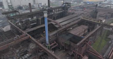 Furnice ve endüstriyel geri dönüşüm şirketlerini patlatın. Parçalama, çinko üretimi, fırın ve döküm. Çelik endüstrisi fabrikası. Yukarıdaki hava aracı görünümü.
