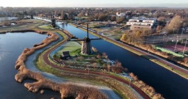 Strijkmolen E, Ouddorp nead Alkmaar 'da, meşe sekizgen polder değirmeni 1630' da inşa edildi. Ütü değirmenleri polenleri boşaltmaz, ancak suyu bir rezervuardan diğerine öğütür..