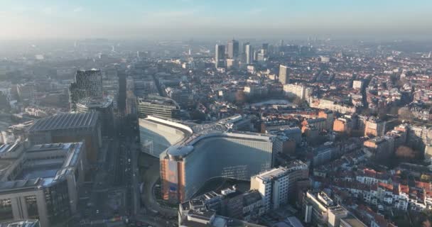 比利时布鲁塞尔的天际线欧洲 城市上空的无人驾驶飞机景观 基础设施 办公大楼 房地产住房 冬日阳光明媚 — 图库视频影像