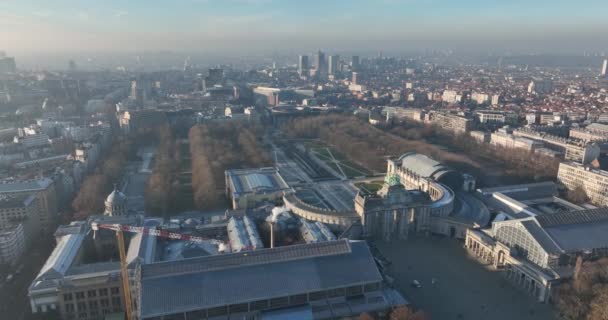 ベルギーのブリュッセルにある50周年記念公園 ジュベルパーク ヨーロッパだ 都市の記念碑的な公園 空中ドローンオーバーヘッドシティスカイラインビュー クアンカンテネール公園凱旋門 — ストック動画