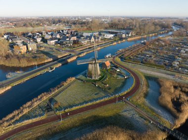 Strijkmolen E, Ouddorp nead Alkmaar 'da, meşe sekizgen polder değirmeni 1630' da inşa edildi. Ütü değirmenleri polenleri boşaltmaz, ancak suyu bir rezervuardan diğerine öğütür..