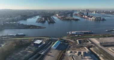 Amsterdam, 14 Aralık 2022, Hollanda 'da. Piet Heintunnel Doğu Amsterdam 'da bir tünelin yenilenmesi. Amsterdam 'ın merkezini Zeeburgereiland' a bağlıyor. Havadan